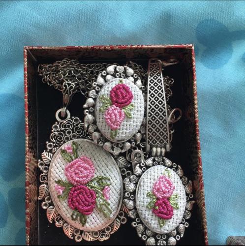 LİNEN KUMAŞ İLE İŞLENMİŞ,ÇOK GÜZEL BİR KOLYE TAKIMI